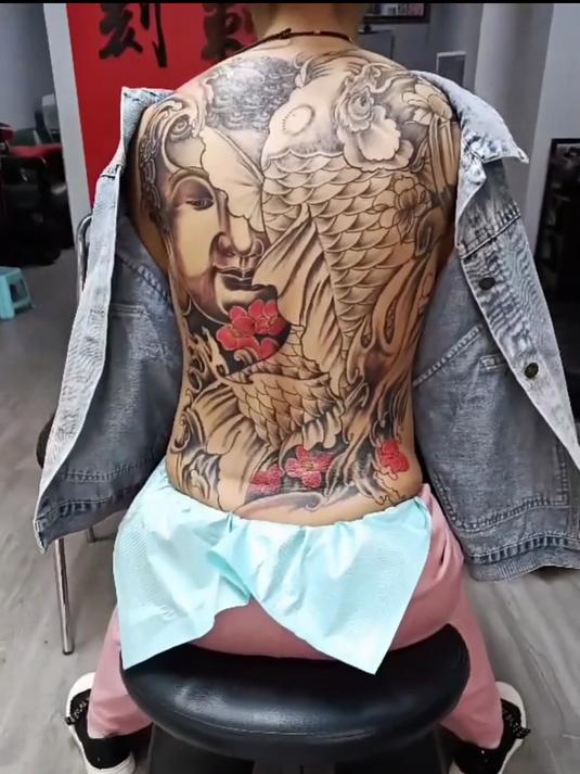 妹子满背大鲤鱼,一般人不敢娶回家