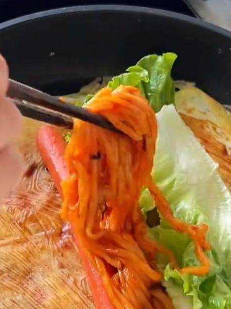 网友解锁馄饨皮的新吃法,做出来的煎饼果子看起来就好吃