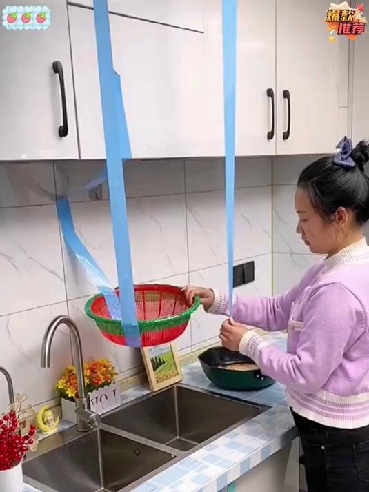 在厨房水龙头上挂个沥水篮,平时的剩饭残渣,都可以倒里面过滤