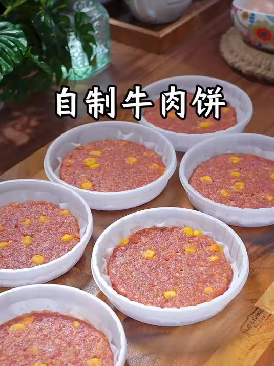 这个二合一的压肉饼模具可太实用了,肉饼 馅饼 面饼都能压,还能压饺子皮,都很实用!