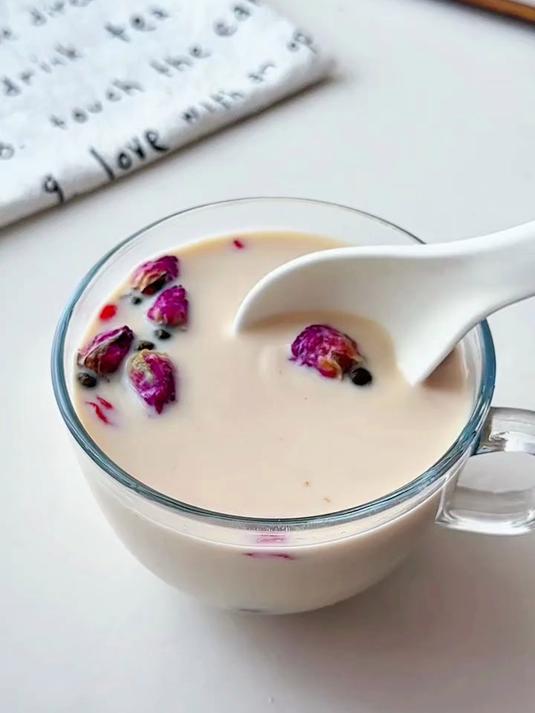 暖呼呼的玫瑰红枣奶 女孩子快把奶茶换成它