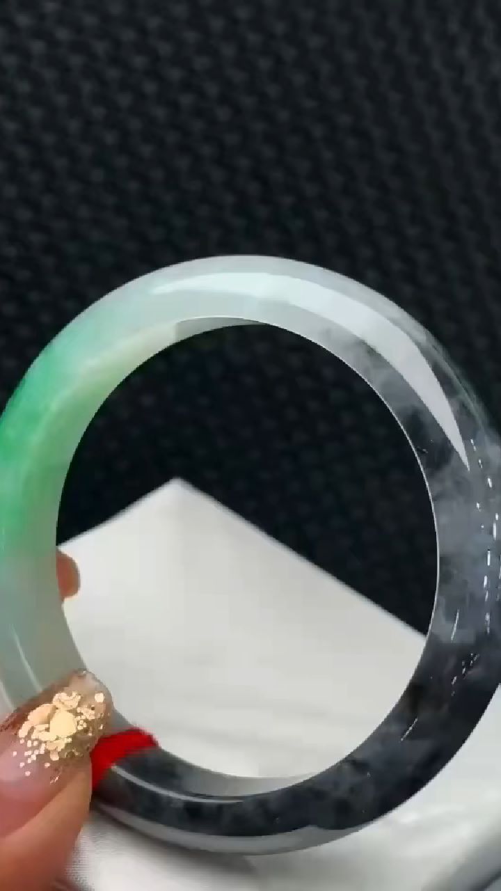 高端孤品,冰糯种三彩翡翠手镯,乌鸡种难得水头那么好,再有一抹绿加持,那身价不一般