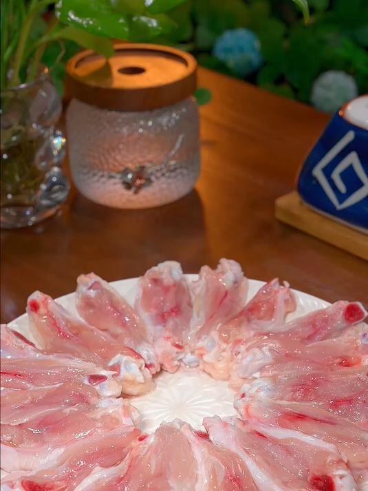 香港经典粤菜避风塘炒鸡翅做法，个个都蒜香酥脆，绝绝子～