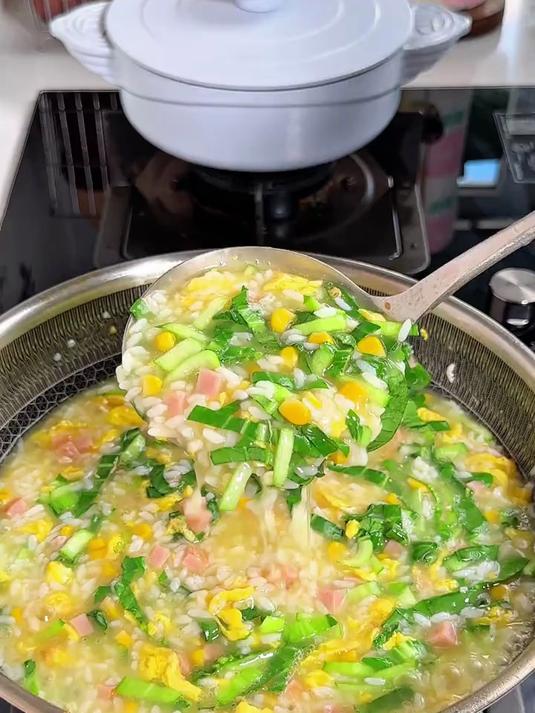 热气腾腾的美味浓汤宝