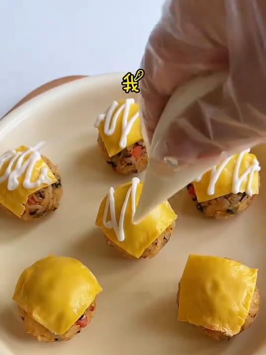 吃不完的米饭做成海苔芝士饭团试试吧