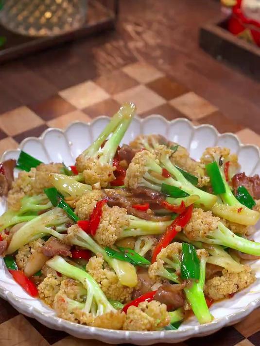 很多人都喜欢吃干锅花菜，但自己在家又做不好
