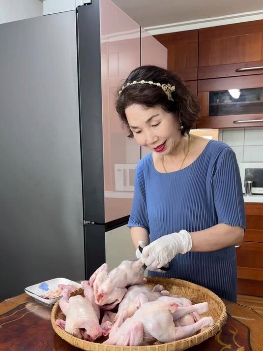 每年到伏天韩国人都喜欢吃参鸡汤～说是保养食哈