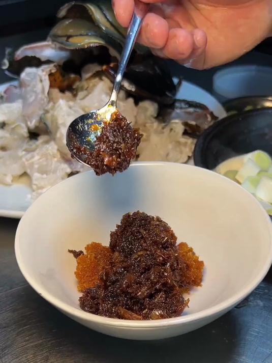 三葱爆炒龙虾我用了三种葱,大葱、干葱头、小葱白
