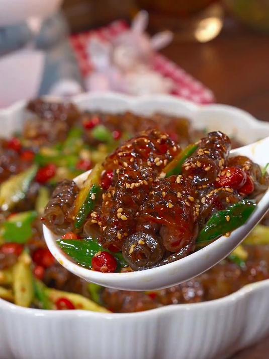 美味可口的凉拌鱼皮