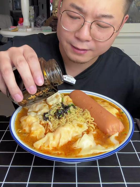 脖子还没好，来碗清淡的馄饨面吧