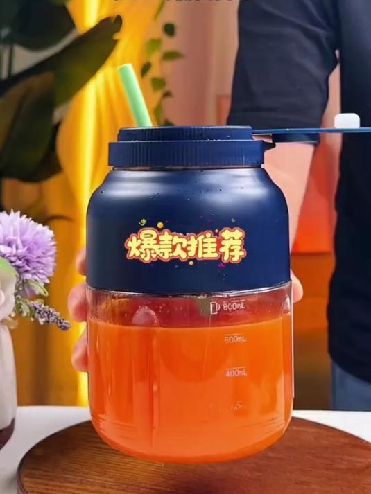 户外野营我都会带上这款榨汁杯，榨水果汁，榨蔬菜汁都特别方便
