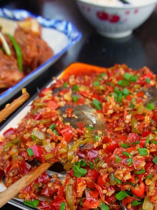 今天来个全鱼宴,一条鱼两个吃法,香酥炸鱼块配上剁椒鱼头