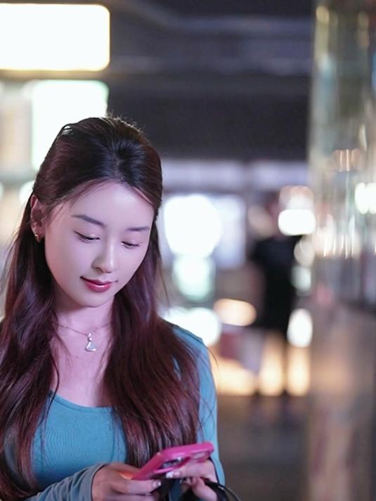 这种气质美女有人喜欢吗,你觉得身材好不好?真担心被戴帽子