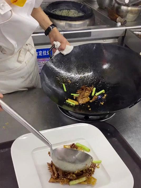 今天来了一位00后师傅,试了这道老鲁菜代表
