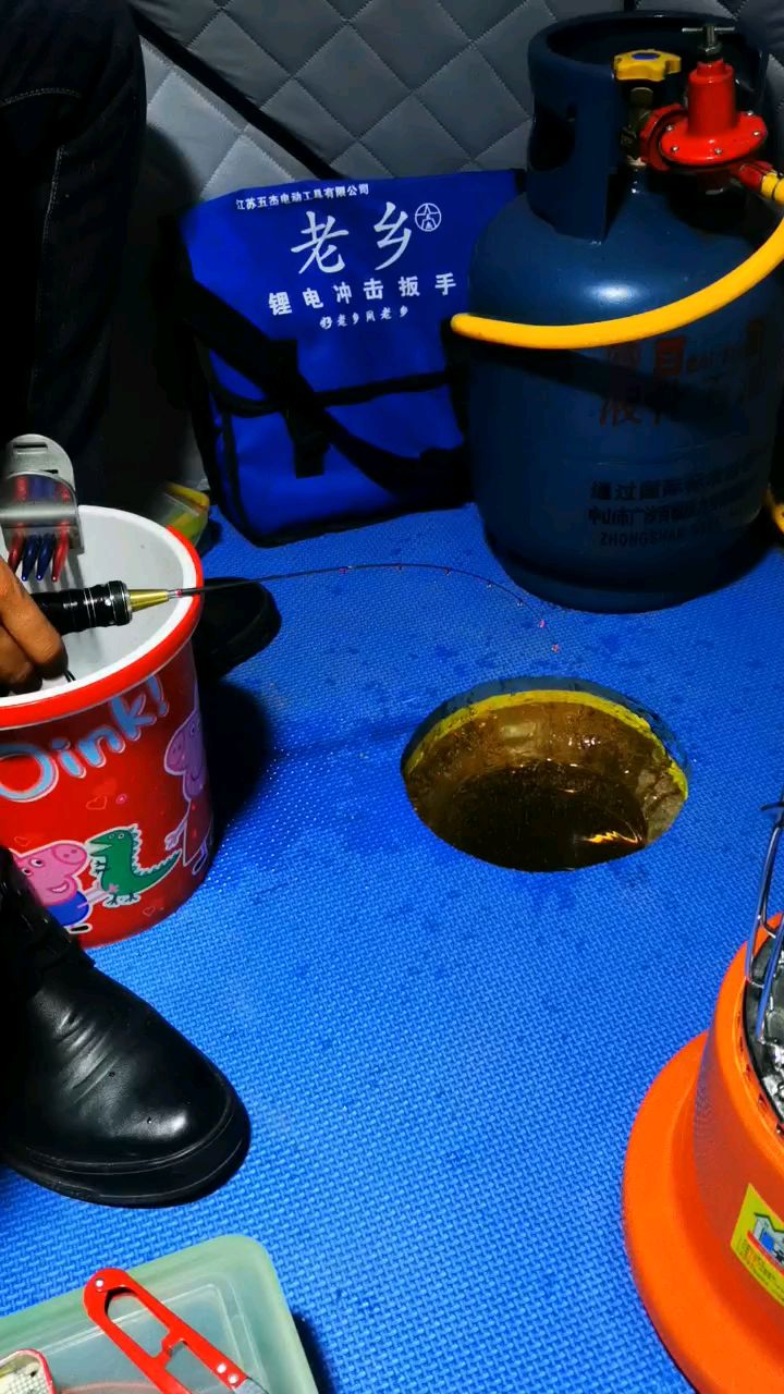 龙潭水库冰钓公鱼