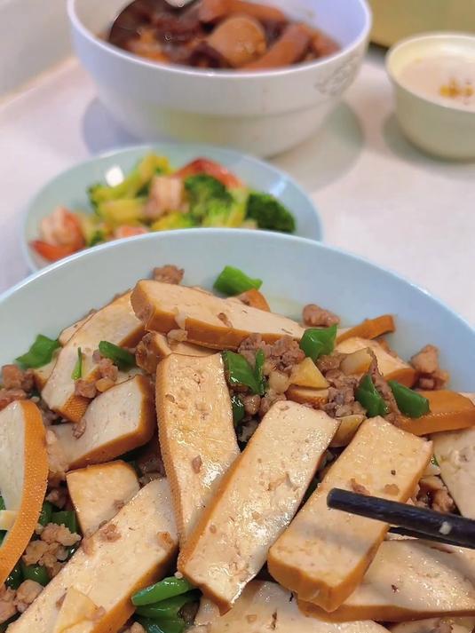 暑假补课初中生的午餐：红烧牛肉面、肉沫炒豆干、西兰花炒虾仁
