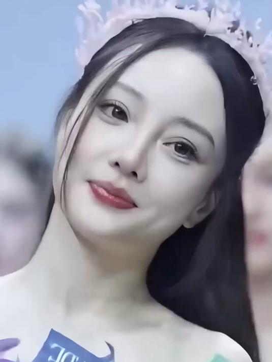 李小璐戴粉色王冠、手捧花束走秀，44岁公主范儿十足