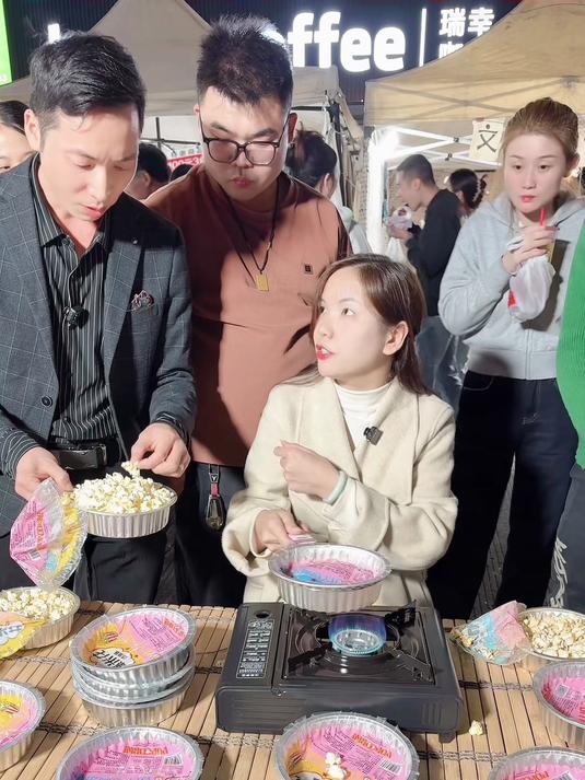 手摇式爆米花夜市摆摊新亮点，出摊就围人一天也有3000收入