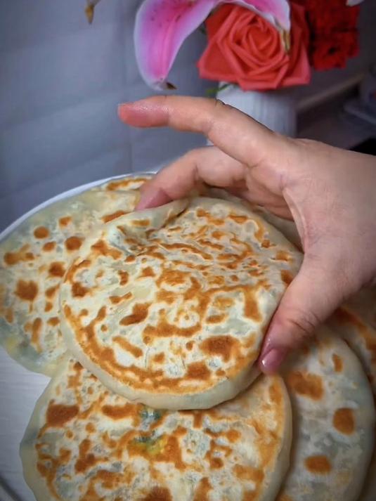 今天给大家分享一个韭菜馅饼的做法