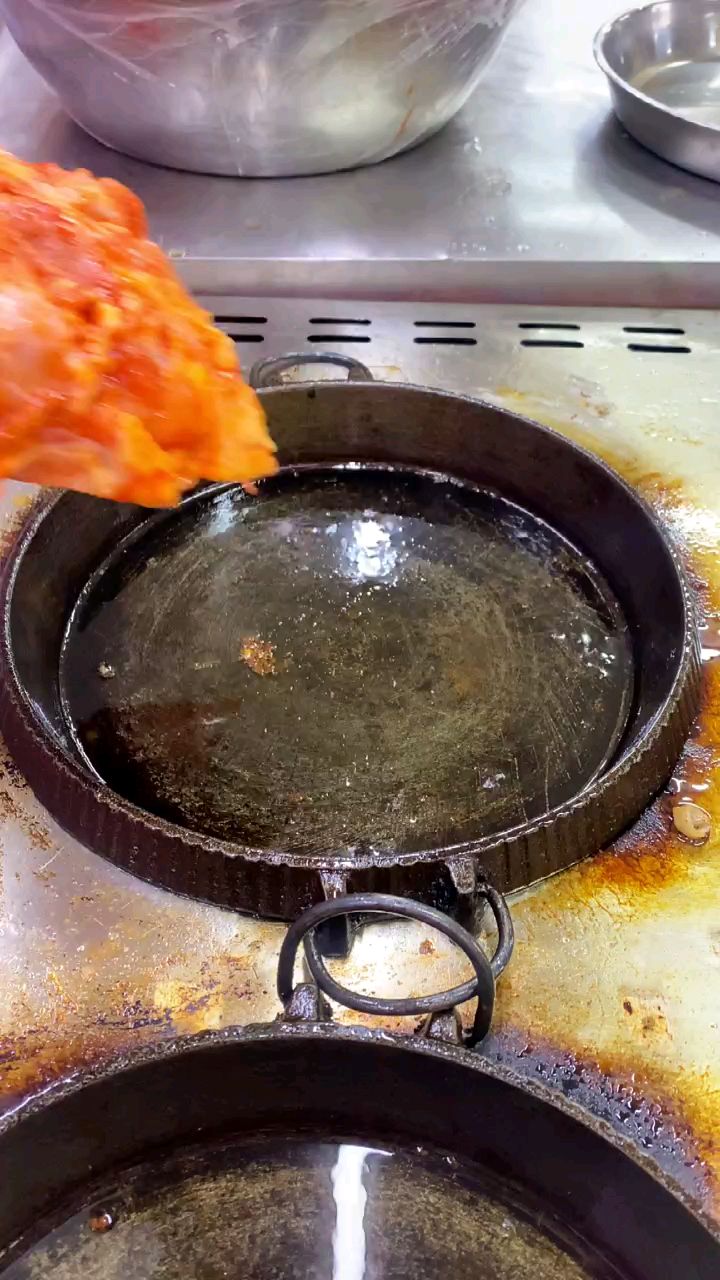 特色铁板鸡架。