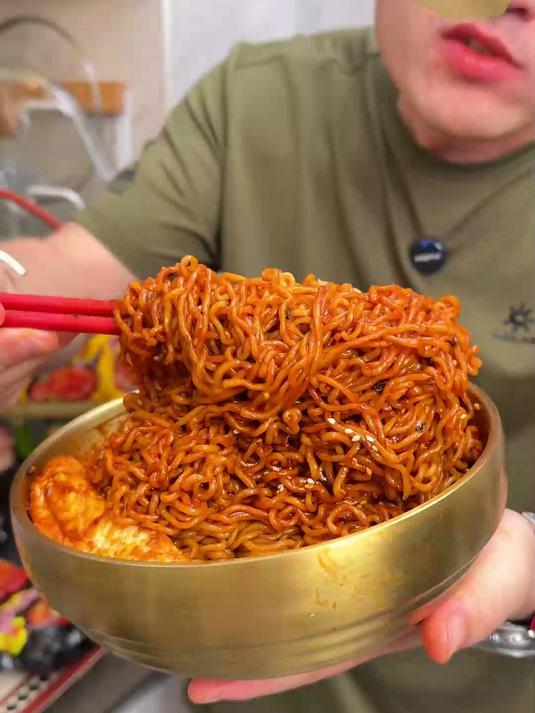 辣度刚刚好!小白秒变火鸡面战神,夜宵锁死它!