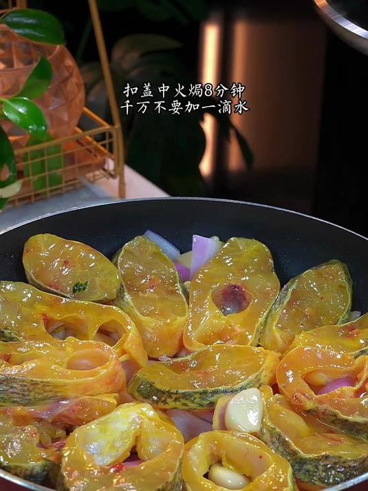不用加一滴水做出来的盐焗鲈鱼