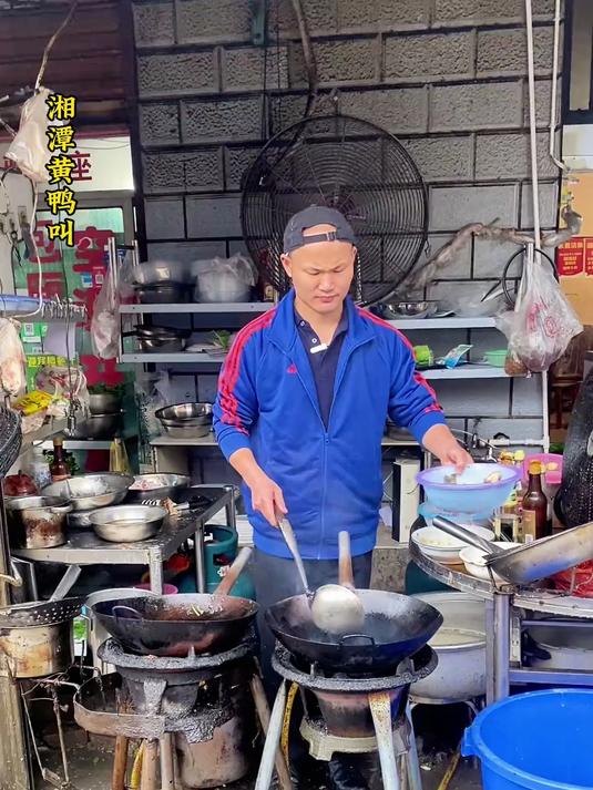 一道湘潭黄鸭叫,鱼入锅中还在跳,小巷子里的人间美味