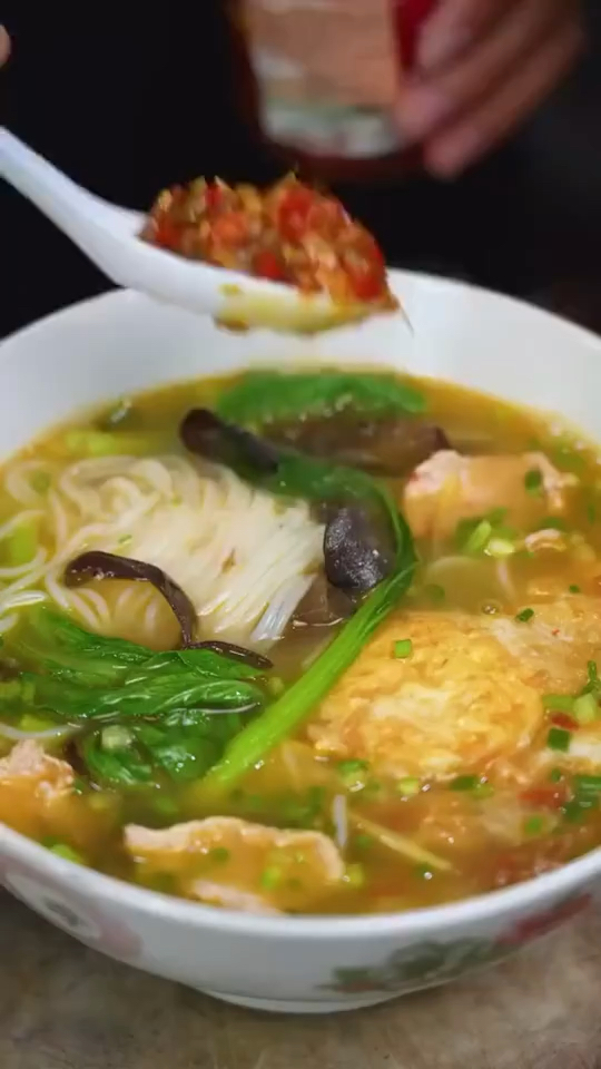 冬天,最适合来一碗热腾腾的煎蛋米粉