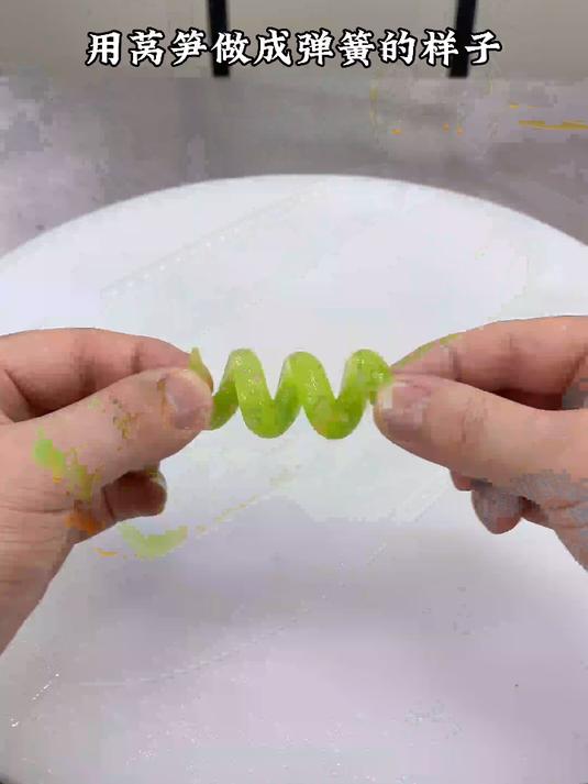 创意吃法,莴笋拧成麻花配虾仁,好吃又精致