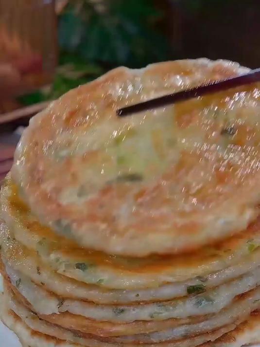 老上海葱油饼,面粉裹着葱香,简单好吃?