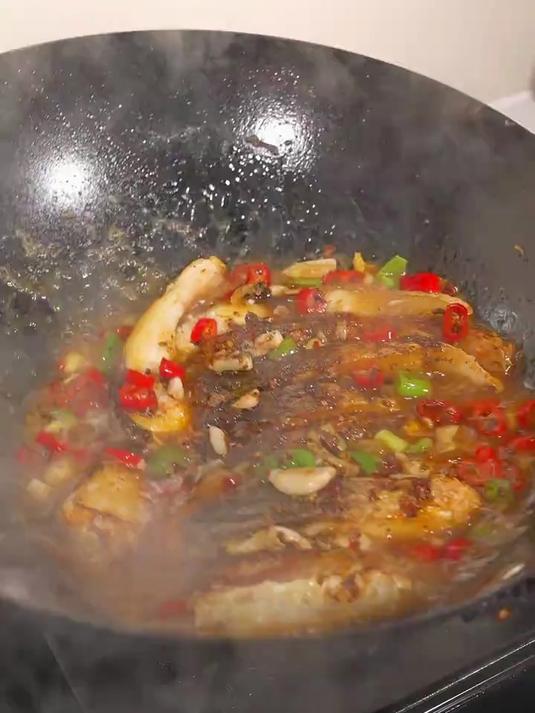 湖南经典下饭菜香辣紫苏鱼块