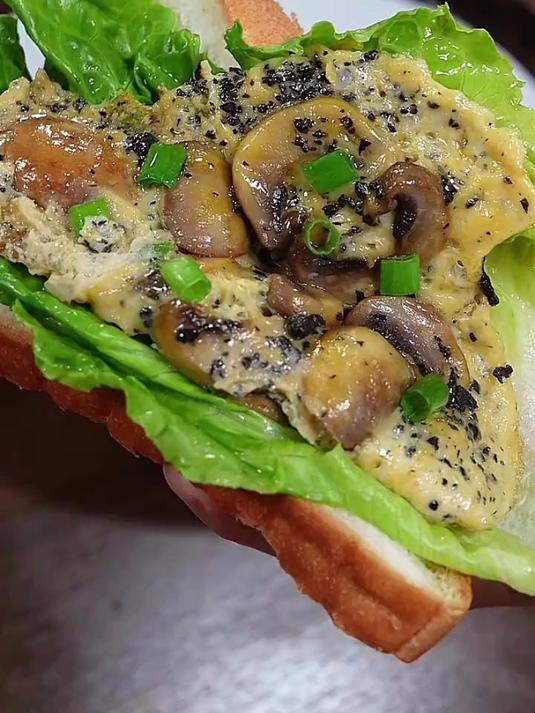 今天给孩子做西餐厅超级好吃的黑松露滑蛋