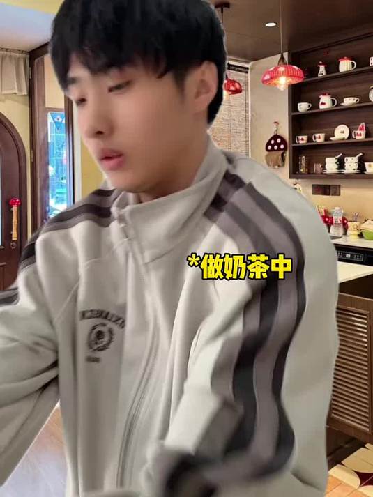 奶茶店店员的小心思-一人分饰多角-剧情