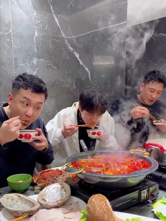 用一百斤重的大马鲛鱼做鱼丸，再涮上这南北火锅，真的吃嗨了