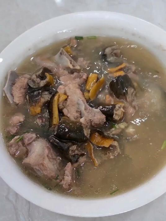 黄鳝排骨汤,苦瓜炒鸡蛋,肉丝炒茭白,让我喝到这么鲜美的汤