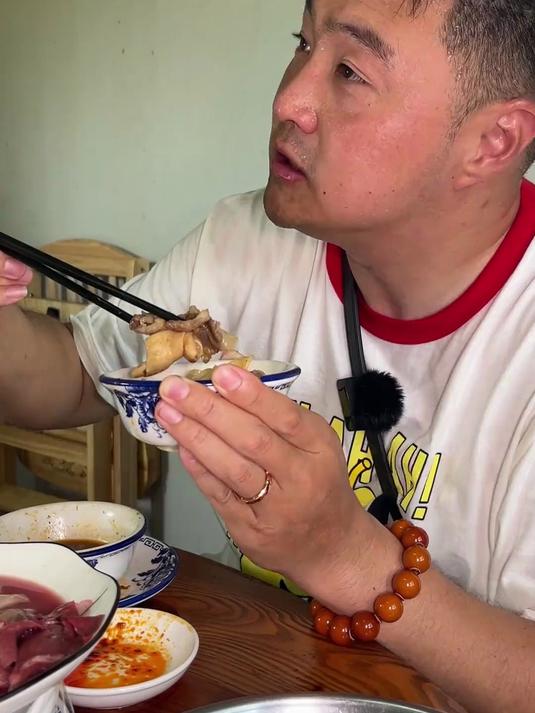 开在棚户区里的「纯鲜鹅肠火锅」你可以说他贵 但是不能说他不新