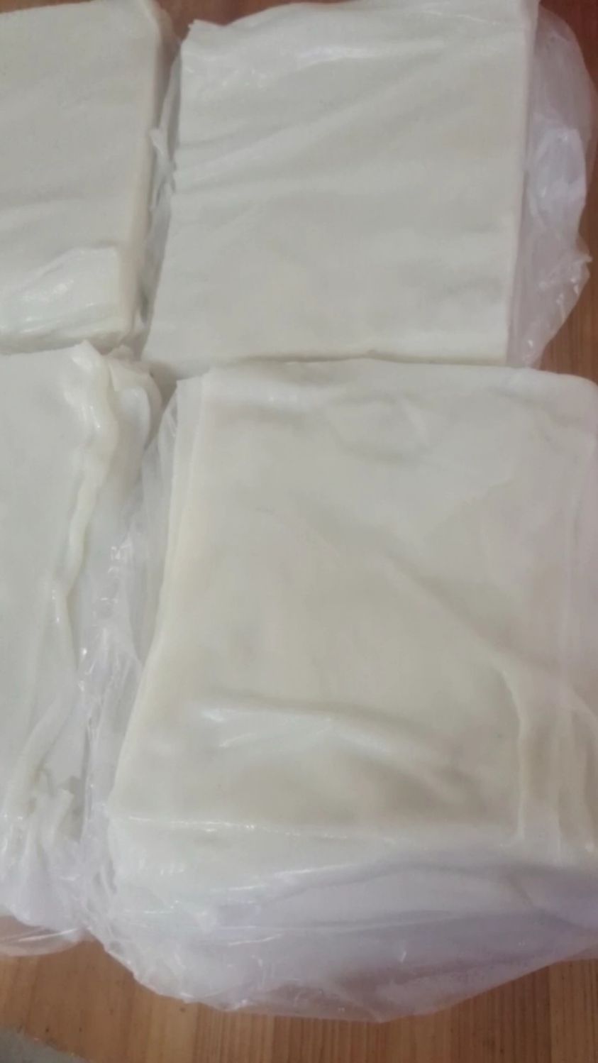 休息一下,拍个视频和大家分享一下手工河粉的制作过程
