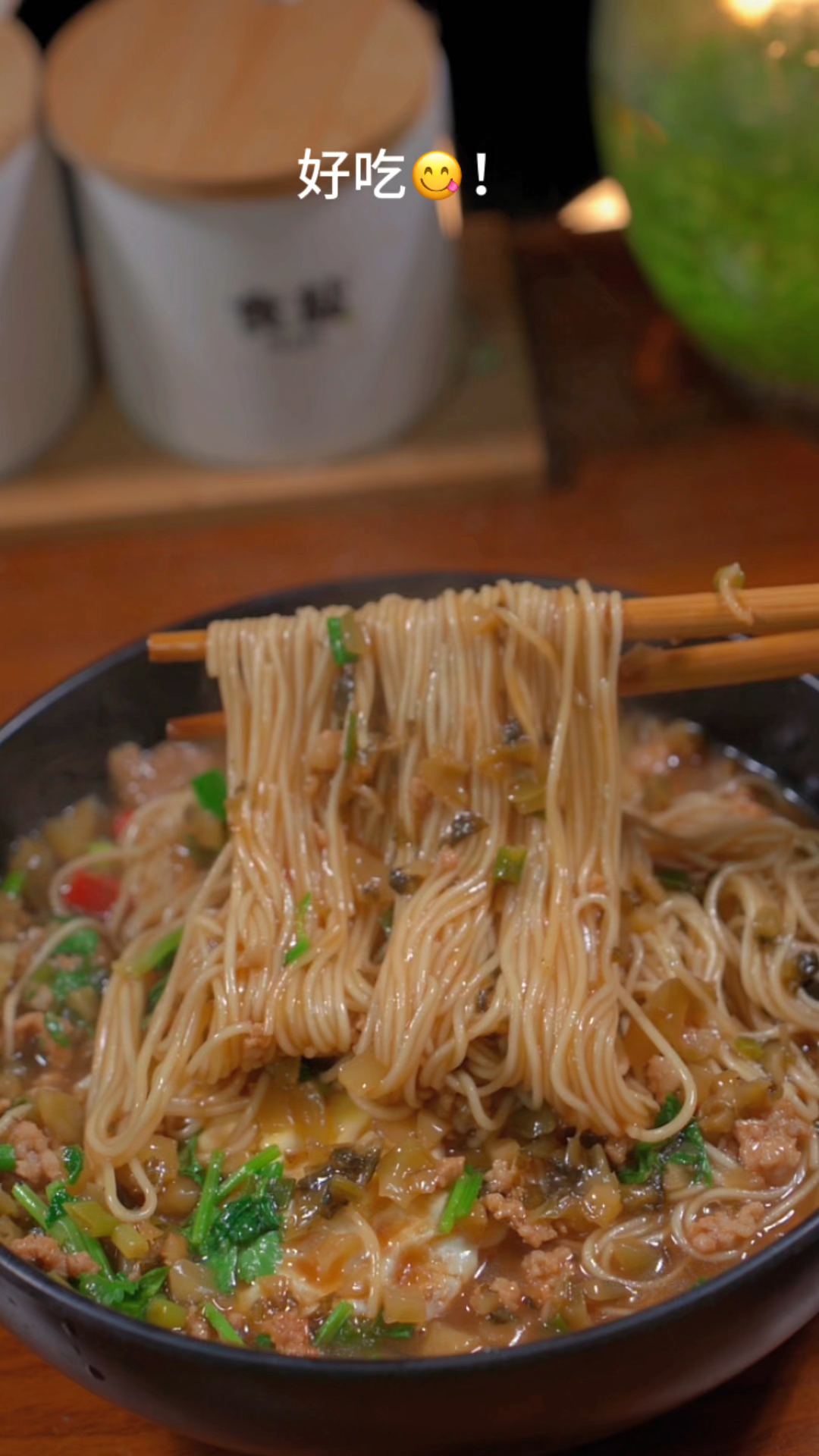 晚上八九点了,凑合吃口得了!你还甭说这肉末冬菜面还挺好吃!