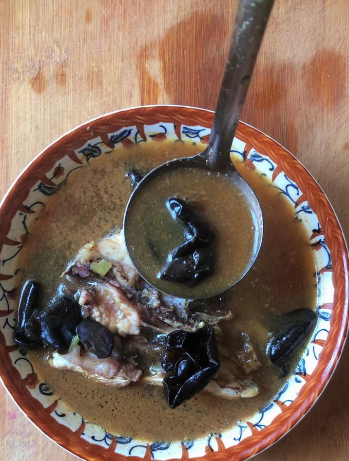 鱼头汤怎么弄好吃又简单,分享一道鱼头木耳汤