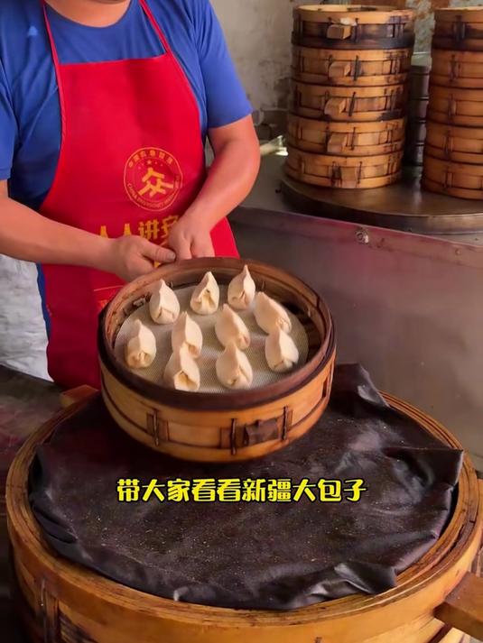 新疆街头热气腾腾的包子 皮薄馅大真不错