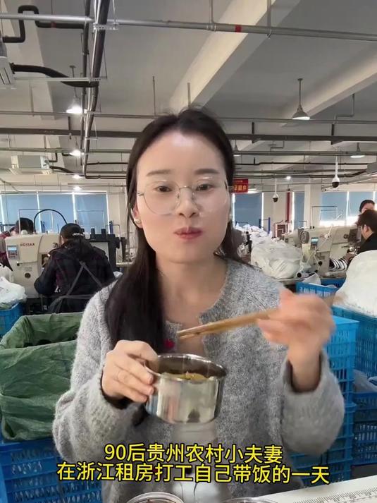90后农村小夫妻的真实生活 老公在外面做临时工450块钱一天包吃