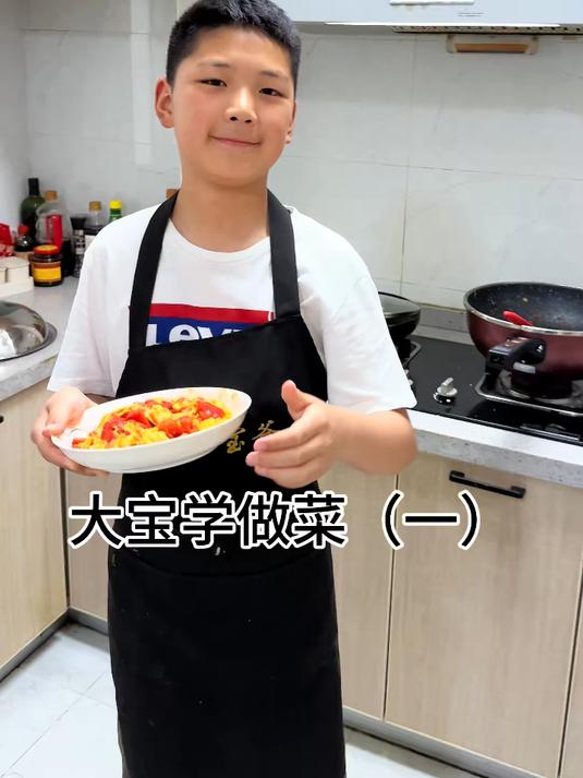 爸爸教儿子做菜，离婚十年的单身爸爸，今天教儿子做西红柿炒鸡蛋#记录真实生活# #单亲爸爸带