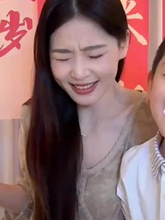 儿子生日和妈妈一起拍合照，结果拍照时蛋糕意外掉在桌子上