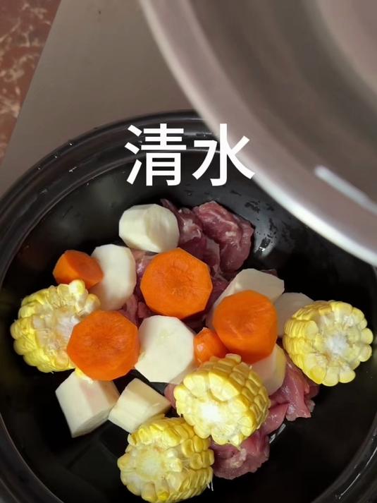 瘦肉玉米胡萝卜山药汤,香浓滋润又清甜