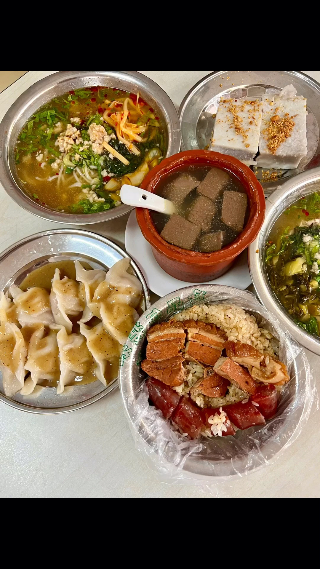 南宁老水街的豪华小吃套餐,扣肉糯米饭、生榨粉、鸭血汤、芋头糕、粉饺等等都超级好吃