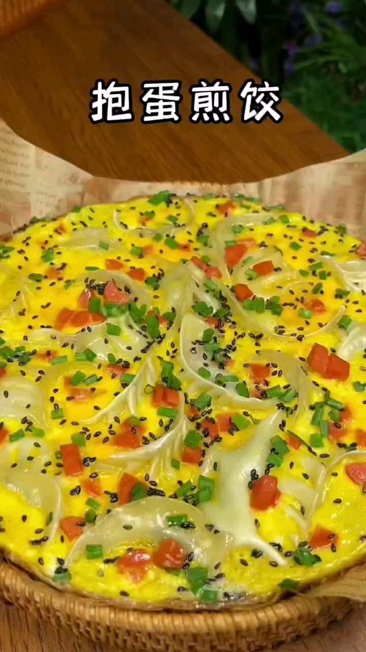 饺子不要总煮着吃了,做一份抱蛋煎饺,鸡蛋滑嫩,饺子煎脆,一锅下来不够吃