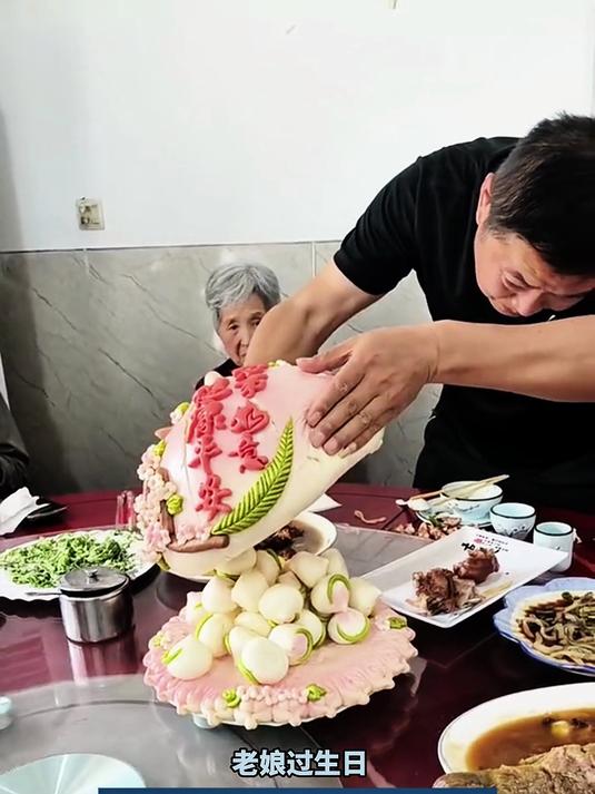 老娘过生日,儿子亲手打开用馒头做的大寿桃!好特别的“蛋糕”