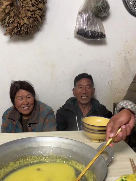 熬点小米粥 在摊两个野菜鸡蛋饼