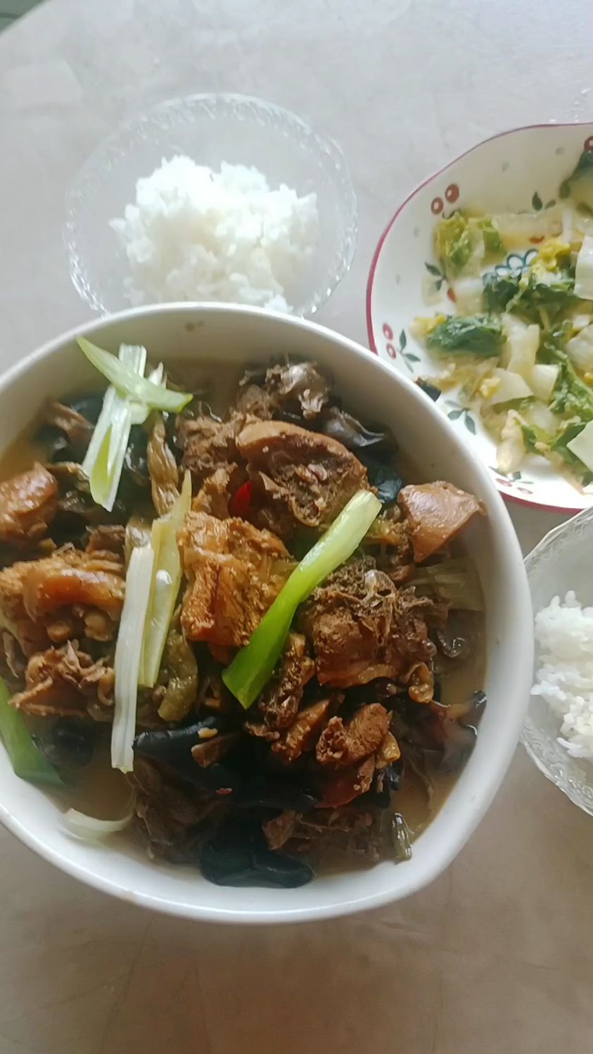 干豆角木耳烧鸡和米饭,做晚餐太攒劲了