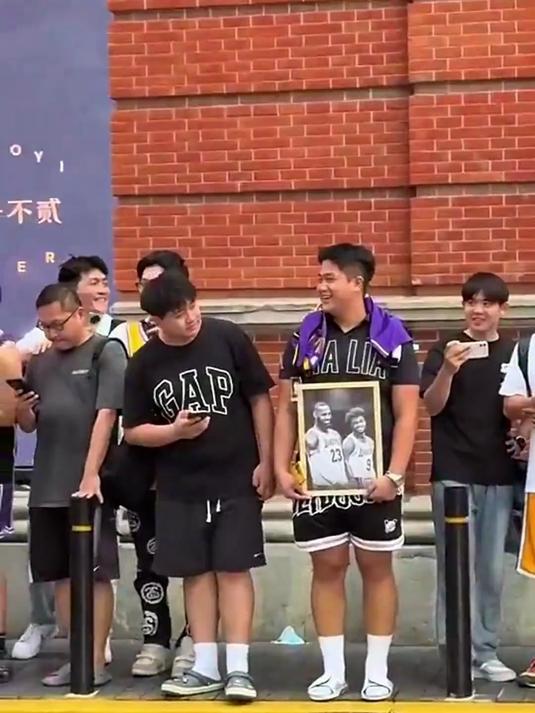 中国行被黑惨了！球迷骂完詹姆斯骂品牌方 还有人端着老詹黑白照